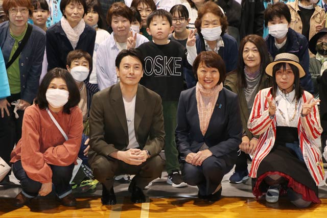 来場者と一緒に記念写真撮影
