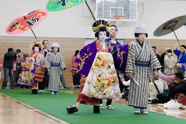 外八文字を披露