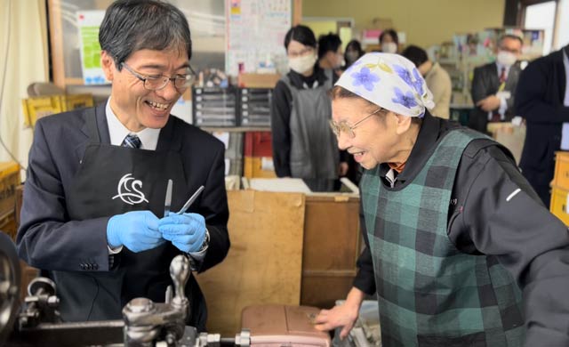 鈴木市長から岡部さんに表彰状を手渡す