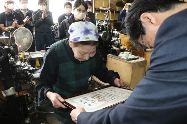 鈴木市長から岡部さんに表彰状を手渡す
