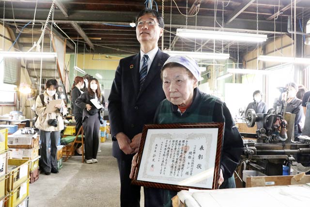 表彰状を手に