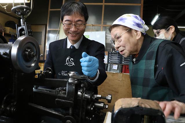 鈴木市長を手ほどきする岡部さん