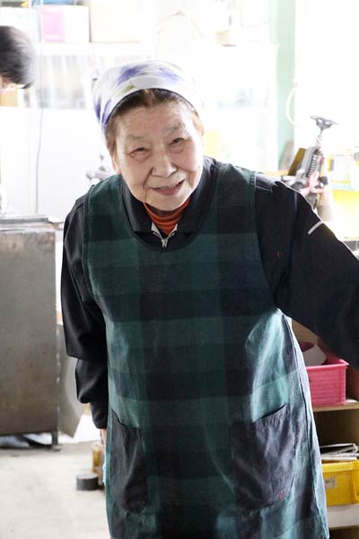 来客を見送る岡部さん