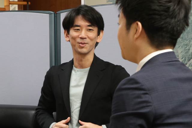 滝沢市長と実写ドラマ化企画について話す菅原プロデューサー