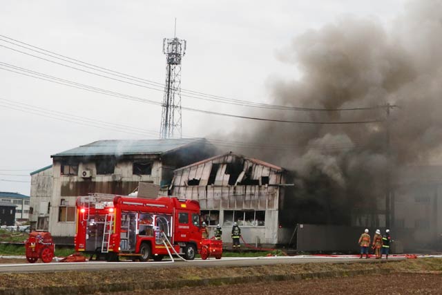 炎上する空き工場