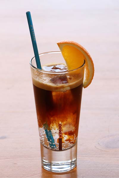 トニックウオーターにナポリのコーヒー豆「KIMBO」で入れたコーヒーを注ぐ「ロルノフレッド」