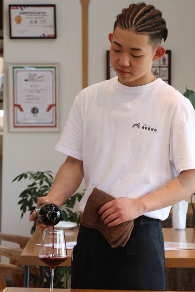 ワインを注ぐ池上さん