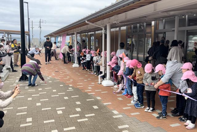 「道の駅たがみ」で」「たけのこまつり」オープニングセレモニーの「たけのこ開会宣言」