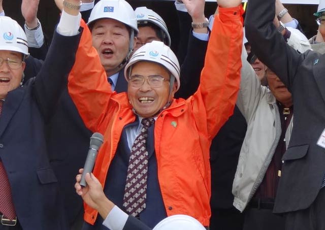 2012年10月16日に初めて八十里越を越えてマイクロバスで三条市に入った只見町の一行を迎えて万歳する鳶田さん