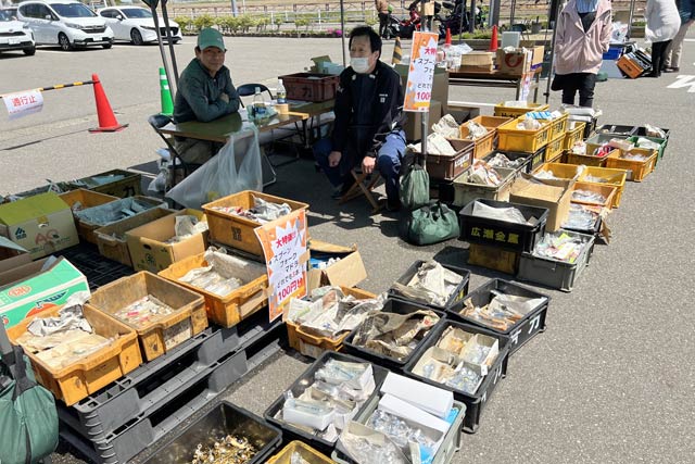 「道の駅 国上」で開かれている燕洋食器カトラリーフェスタ
