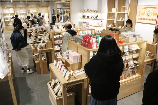 にぎわう店内