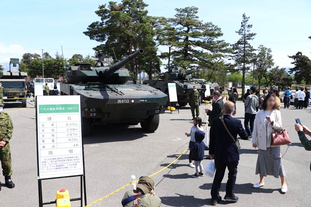 陸上自衛隊新発田駐屯地で開設70周年･第30普通科連隊創隊61周年記念行事
