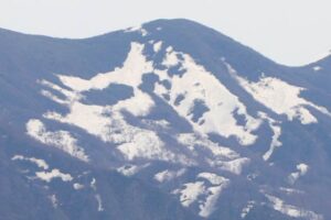 粟ヶ岳に超リアルな雪形「男と女」出現