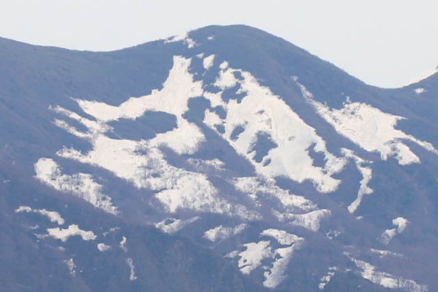 「日帰り温泉加茂七谷温泉」（加茂市宮寄上）から見た男女の雪形