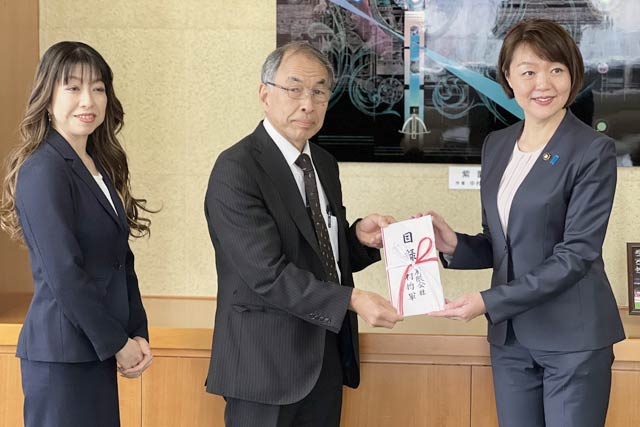 左から「ぜんていグループ」を展開する有限会社村将軍の藤田里枝専務取締役、渡邊久二代表取締役、藤田明美加茂市長