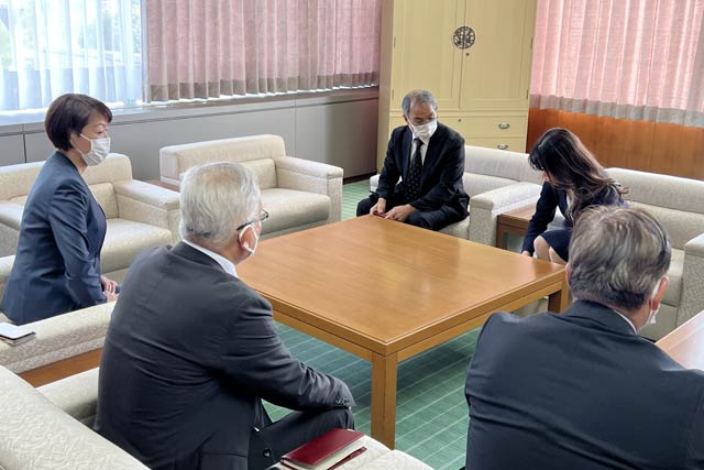 藤田市長と歓談する渡邊代表取締役ら