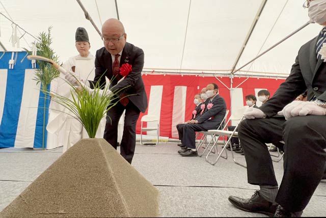 地鎮祭で本間村長の刈初の儀