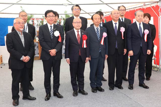 参列者で記念撮影