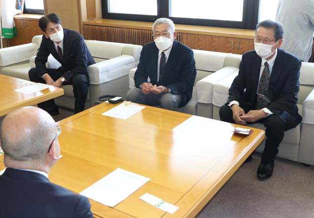 左から泉谷さん、齋藤副支部長、林支部長