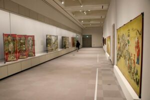 加茂市出身の「異色の画家」橋本龍美の回顧展が近美で開催