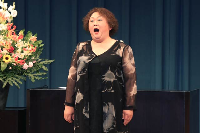 市民歌を歌うスペシャルゲストの押見さん