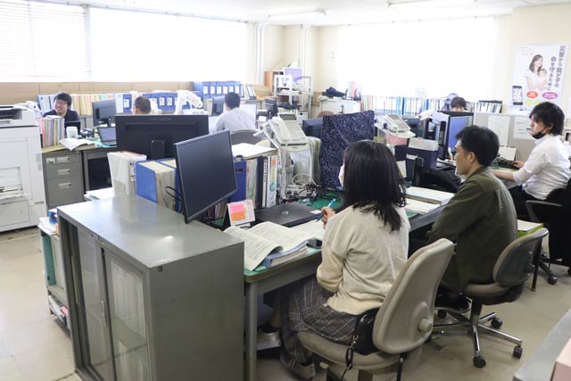 第一次配備の警戒体制で職員が登庁した市役所行政課