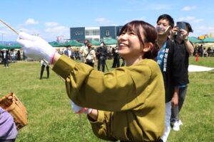 昨年の三条凧合戦で三条六角巻凧で凧揚げを体験する、稲垣好さん