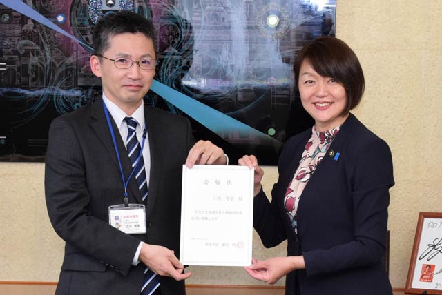 藤田市長から社会価値創造推進員の委嘱状を受ける江川さん（写真：加茂市提供）