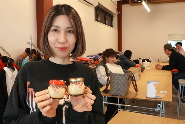 三条祭りバージョンのプリンを手にプリン専門店「GABBY GABBY」を経営する本間さん