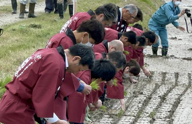 「伊彌彦米　零」を手植え