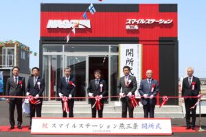 「スマイルステーション燕三条」開所式のテープカット