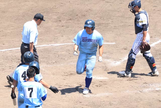 本塁打を放った加茂暁星の高橋選手