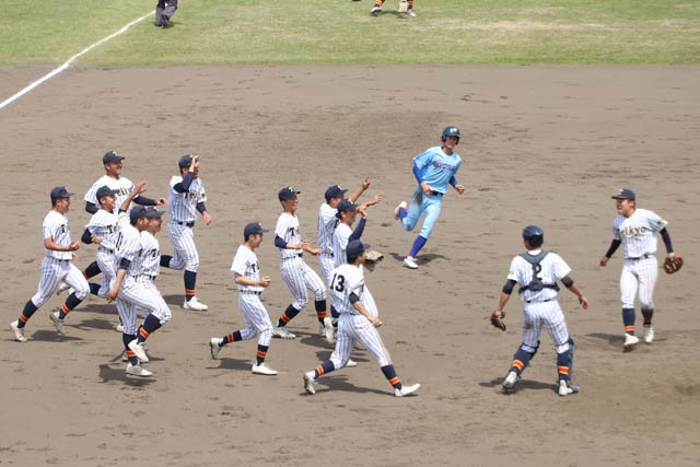 優勝を決めてマウンドに駆け寄る帝京長岡