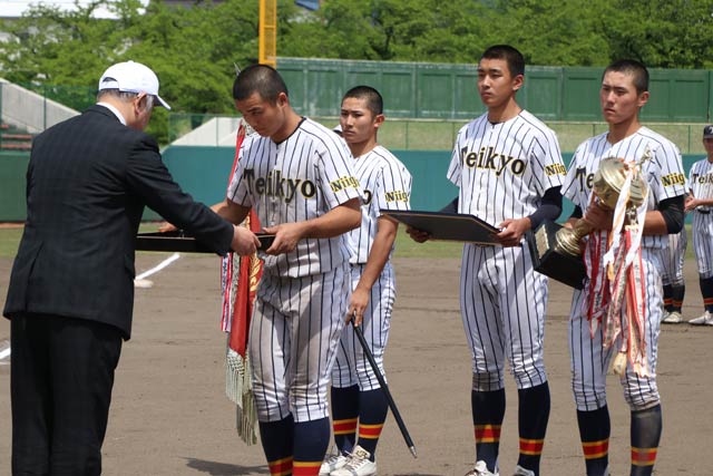 優勝の表彰を受ける帝京長岡