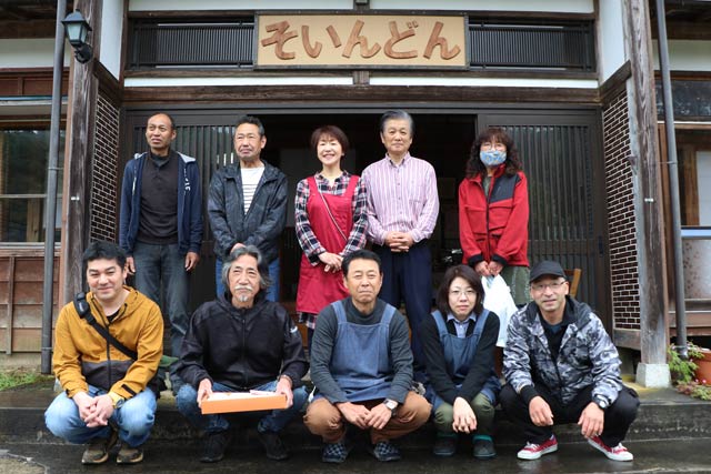 「そいんどん」で前列中央の代表の笹岡さんと運営するスタッフやお客さん