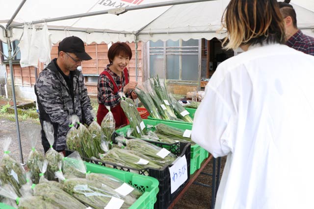 テントの下で山菜や野菜を販売
