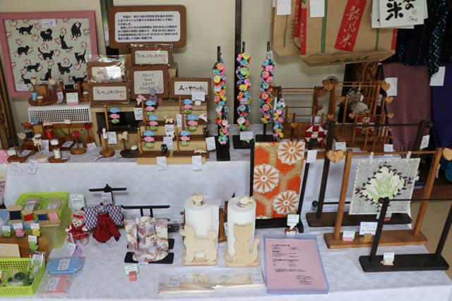 家の中では手作り品の販売も