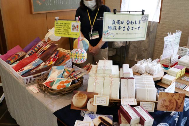 良寛の里美術の良寛関連の土産コーナー