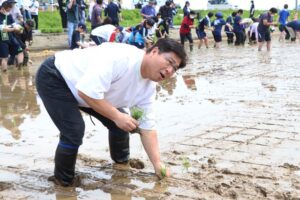 田植えに挑戦する元スワローズ監督の真中満さん