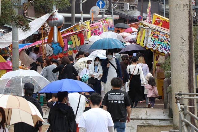 露店が並びにぎわう参道