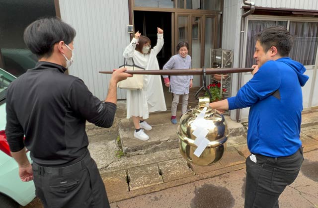鈴を鳴らしておはらいしながら八幡宮へ運ぶ