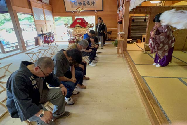 八幡宮拝殿でおはらいを受ける