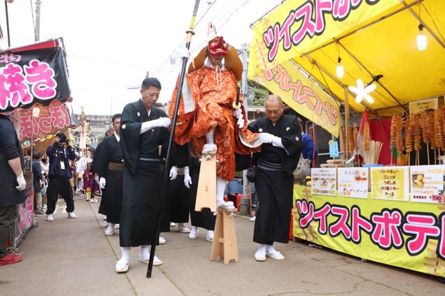 三条祭り大名行列で八幡宮を出発するてんぐ
