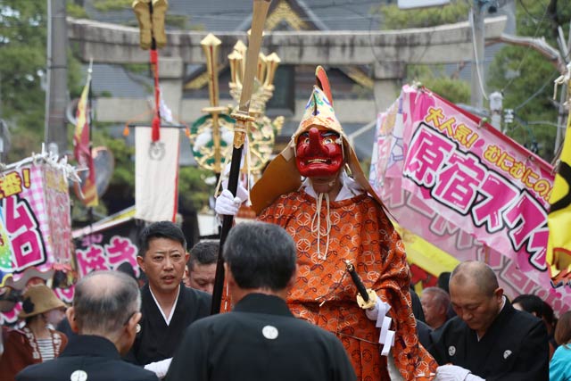 ■三条祭り大名行列で八幡宮を出発するてんぐ
