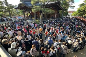 三条祭りの舞い込みは八幡宮境内が肩車の親子でぎっしり