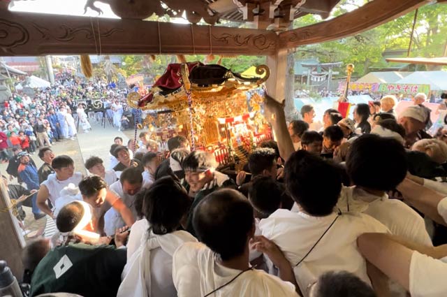 もみ合いながら拝殿へ上がる神輿