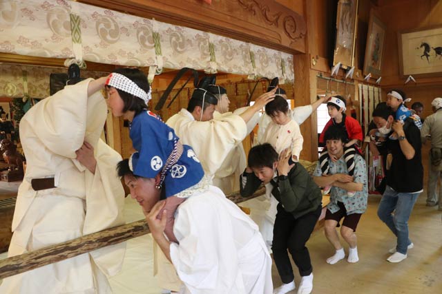 拝殿に上がって頭をなでてもらう