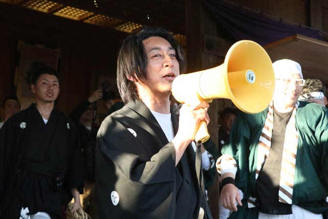 あいさつする三条若衆会の齋藤会長