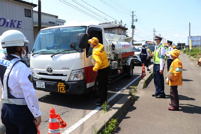 春の全国交通安全運動で加茂市に設置された街頭指導所