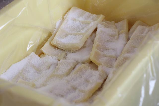 ゆであがったタケノコを塩漬けに